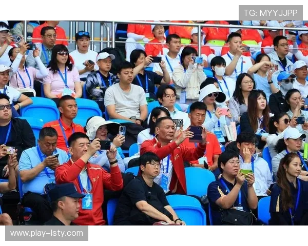 全运会网球青年组女子团体赛，北京队张瑞恩战胜江苏队陈思彤后握手致意