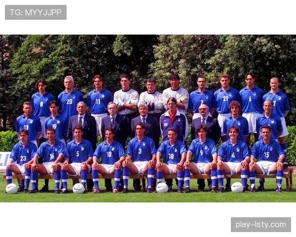 镜头捕捉：博洛尼亚主帅蒂亚戈·莫塔在场边频繁通过平板调整站位